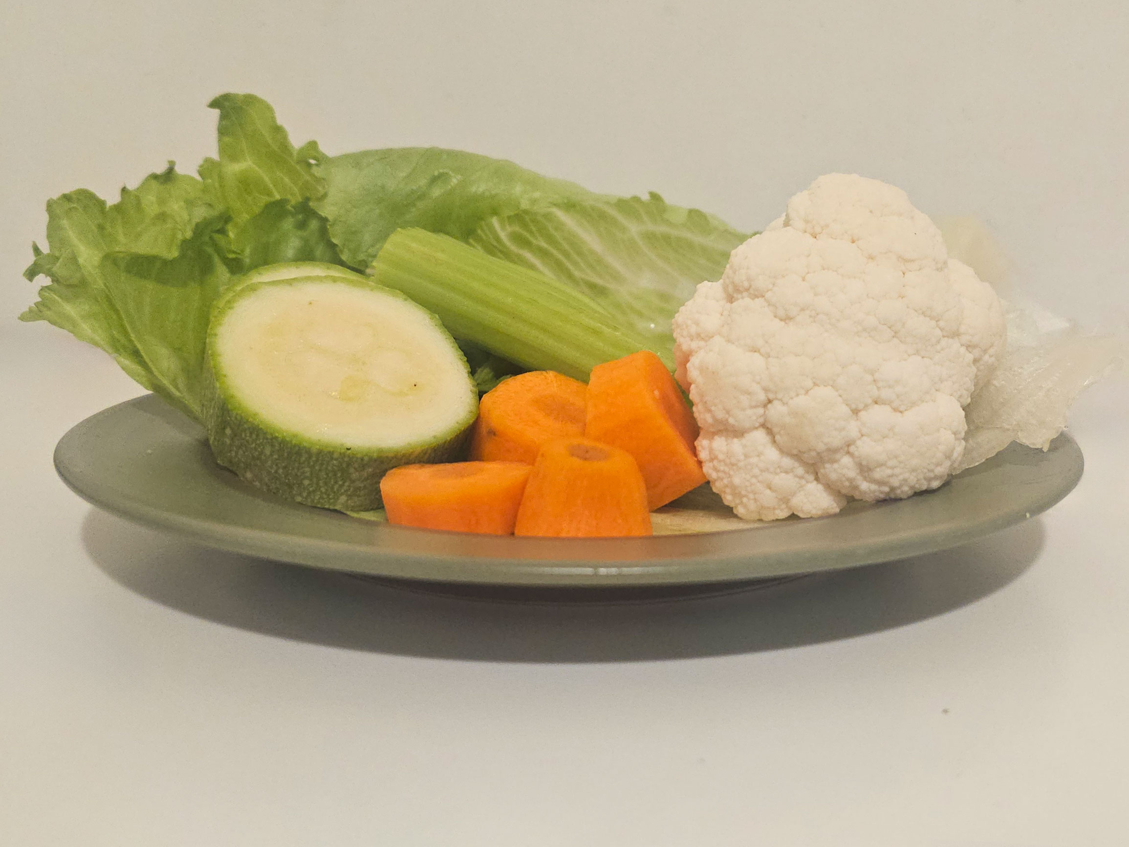 Овощной набор для двух морских свинок: морковь, кабачок, салат айсберг, цветная капуста сельдерей