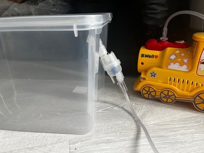 Ингалятор подсодиеняем к контейнеру, чтобы сделать ингаляцию морской свинке