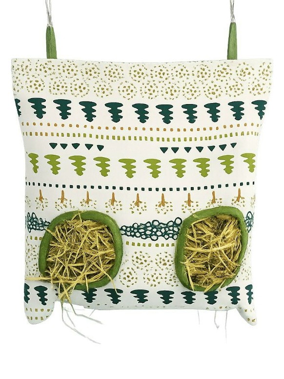 Тканевый сенник с сеном на белом фоне