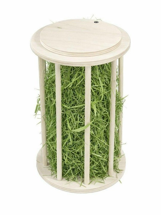 Вертикальный сенник стойка с зеленым сеном на белом фоне